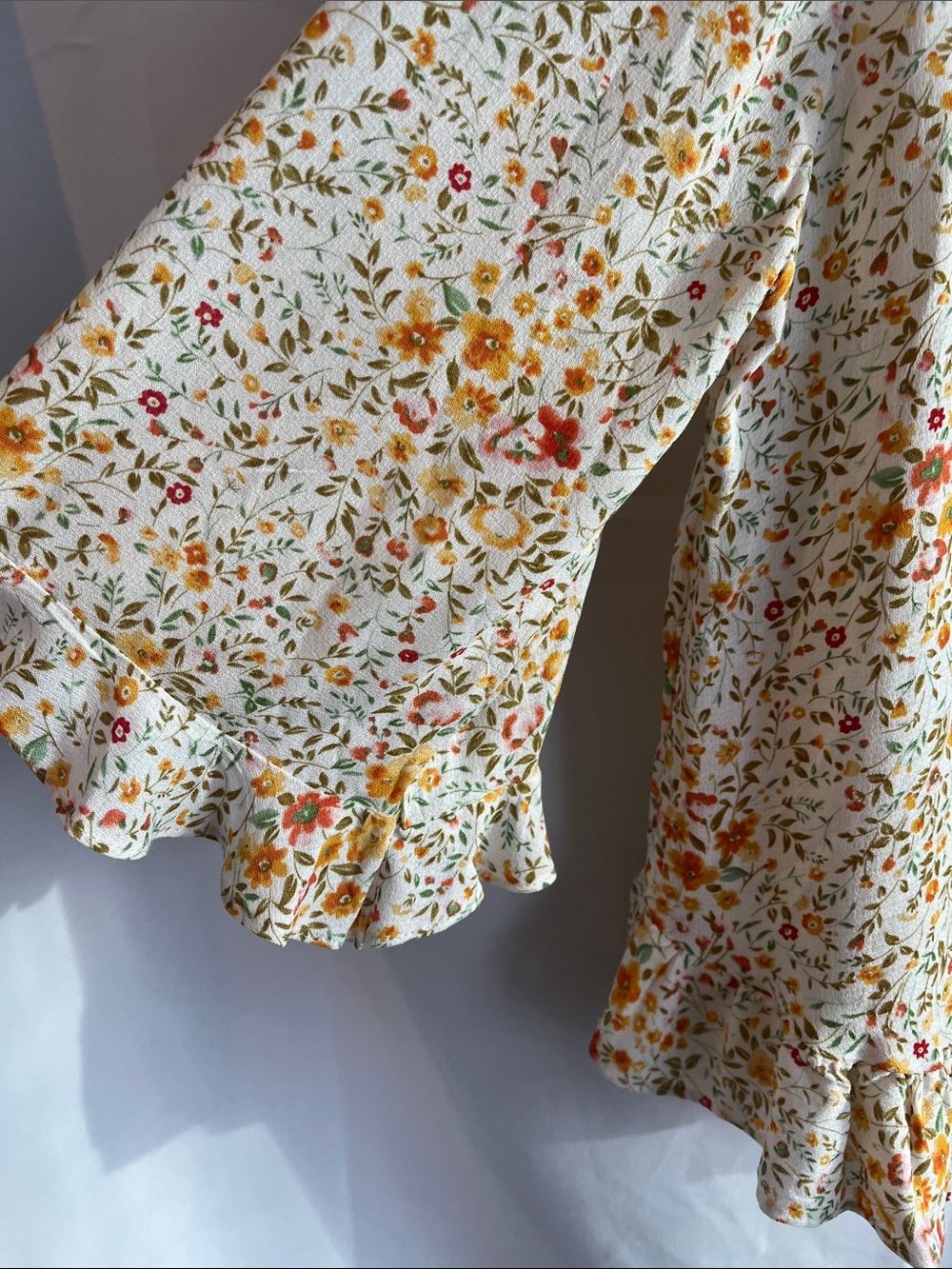 Rose & Thme Cream Floral V-Neck Ruffle Hem Blouse - Picture 12 of 16